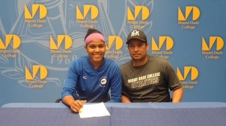 Constanzo Signs Her NLI with Missouri Valley College
